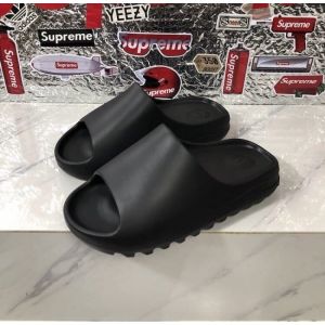 Тапки Yeezy Slide черные